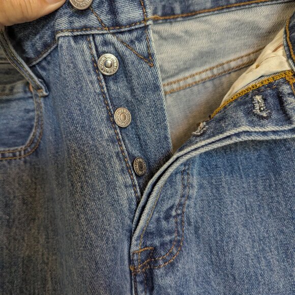 Iconic Levi's Stonewash Button Fly Jeans | 32 W x 30 L | Barely worn - Picture 6 of 13
